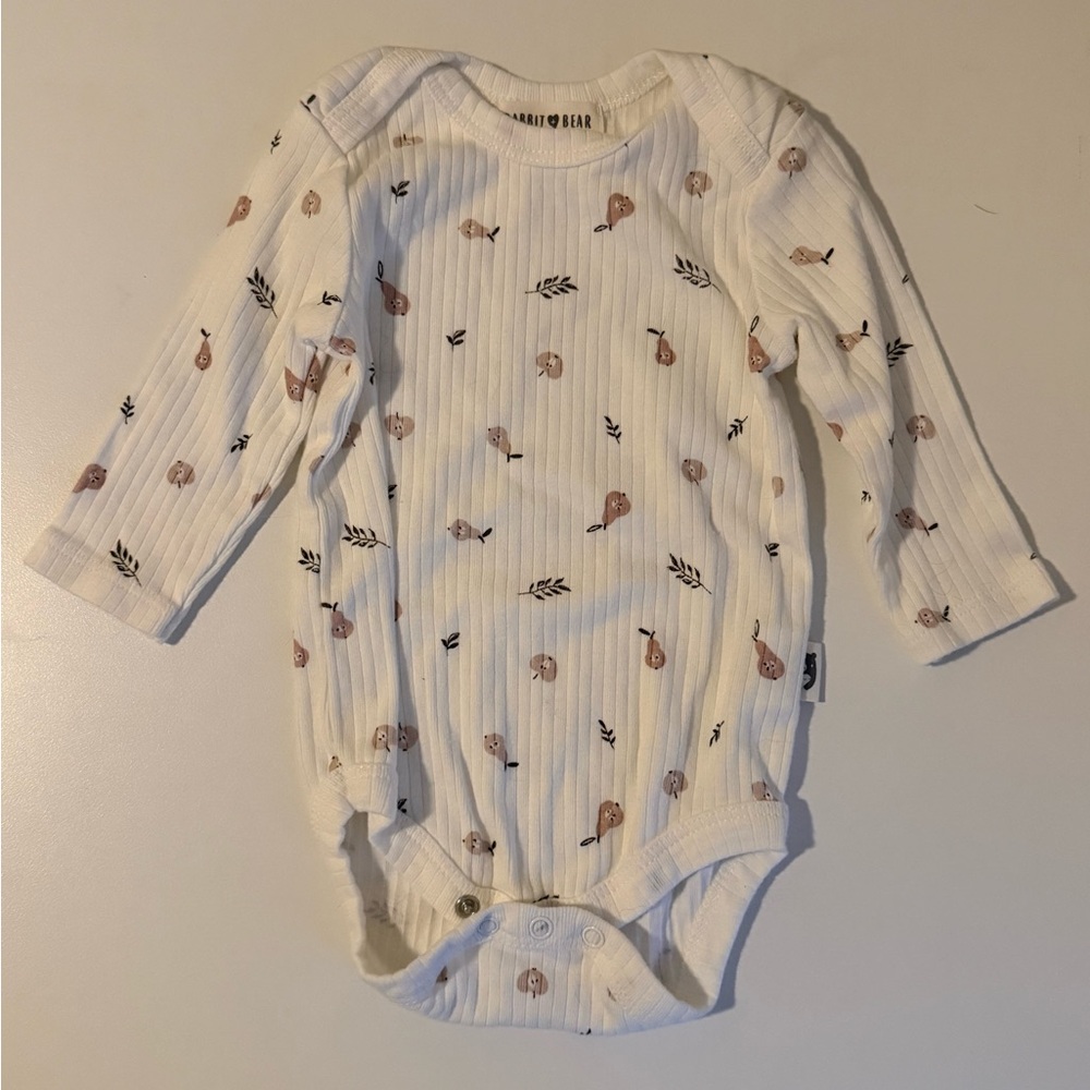 Great Condition! Set of 4 Long Sleeve Baby Onesies, 3-6 Months - Picture 8 of 9